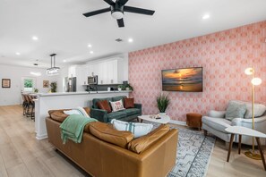 Smart TV - Hot Tub & Theater – Near Med Center/NRG (Houston)