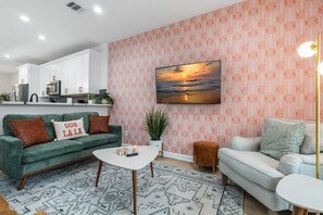 Smart TV - Hot Tub & Theater – Near Med Center/NRG (Houston)