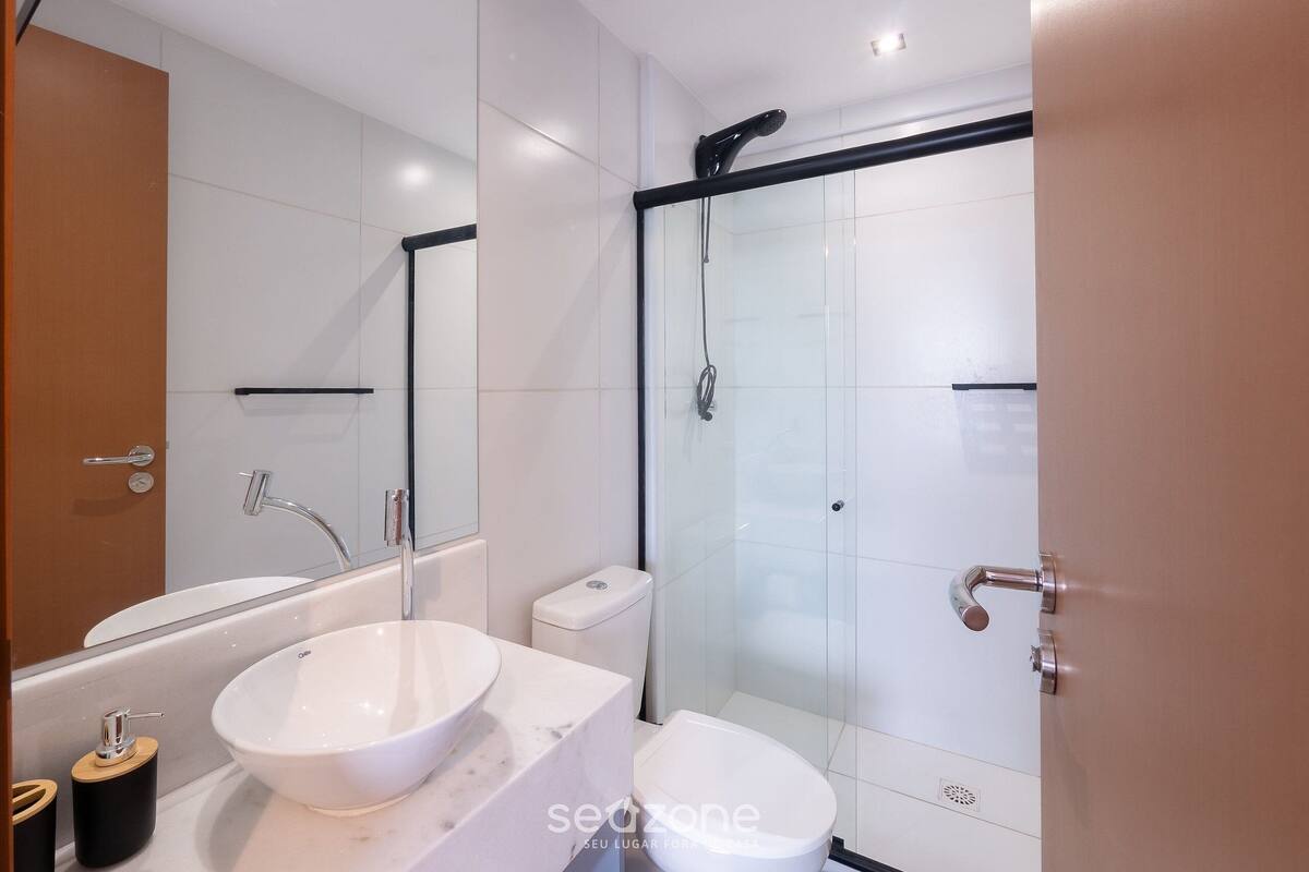 Un bagno moderno con vasca, water e cabina doccia in vetro.