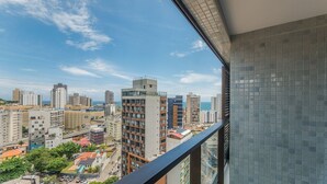 A high-rise building with multiple floors, a view of the cityscape, and a clear sky. - Modern and Complete Apartments 500m from Barra Beach in Salvador – ZNB (Salvador)