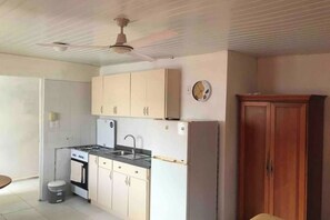 Fridge, microwave, oven, stovetop - Aruba Sunrise Studio Near Baby Beach, San Nicolas (San Nicolas)