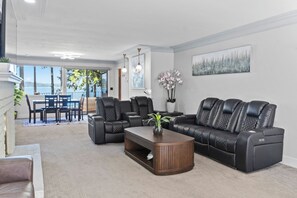 Living area - Private Beach in Little Norway, Hot Tub, 4000 sqft and more! (Poulsbo)