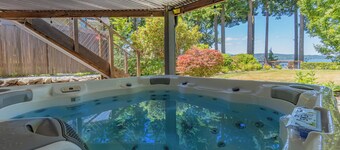 Private Beach in Little Norway, Hot Tub, 4000 sqft nad more!