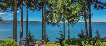 Private Beach in Little Norway, Hot Tub, 4000 sqft and more!