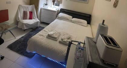 Stunning ground floor studio apartment in Hounslow near Heathrow airport
