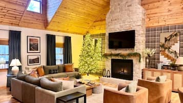 TV connectée, cheminée, livres