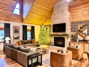 Smart TV, fireplace, books - Twin Oaks Lodge: 4 Kings, Hot Tub, Sauna & EPIC Game Room (Mount Lookout)