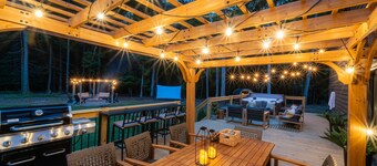 Twin Oaks Lodge: 4 Kings, Hot Tub, Sauna & EPIC Game Room