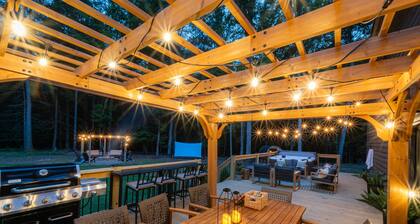 Twin Oaks Lodge: 4 Kings, Hot Tub, Sauna & EPIC Game Room