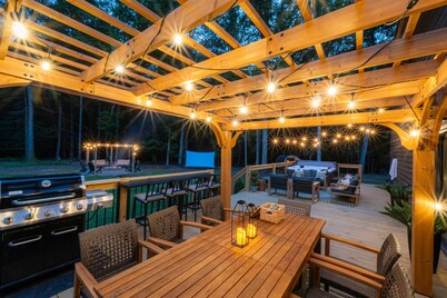 Twin Oaks Lodge: 4 Kings, Hot Tub, Sauna & EPIC Game Room