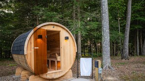 Una sauna de madera en un entorno boscoso.