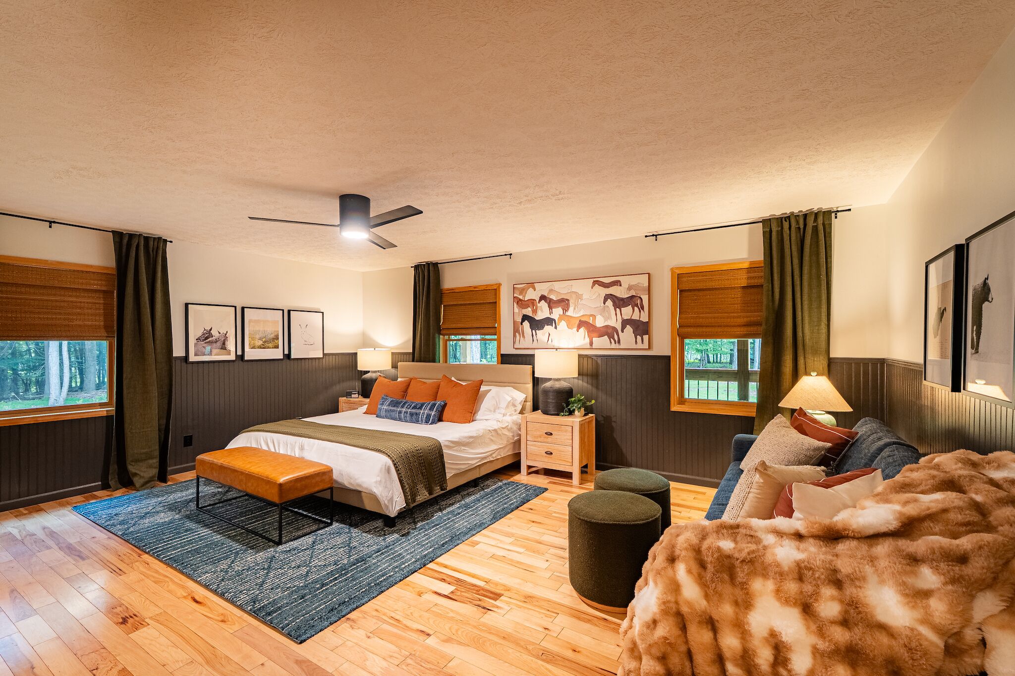 4 habitaciones, escritorio y tabla de planchar con plancha 