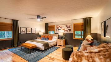 4 habitaciones, escritorio y tabla de planchar con plancha