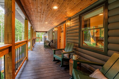 Twin Oaks Lodge: 4 Kings, Hot Tub, Sauna & EPIC Game Room