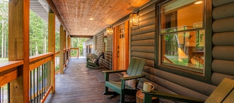 Twin Oaks Lodge: 4 Kings, Hot Tub, Sauna & EPIC Game Room