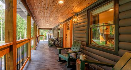 Twin Oaks Lodge: 4 Kings, Hot Tub, Sauna & EPIC Game Room