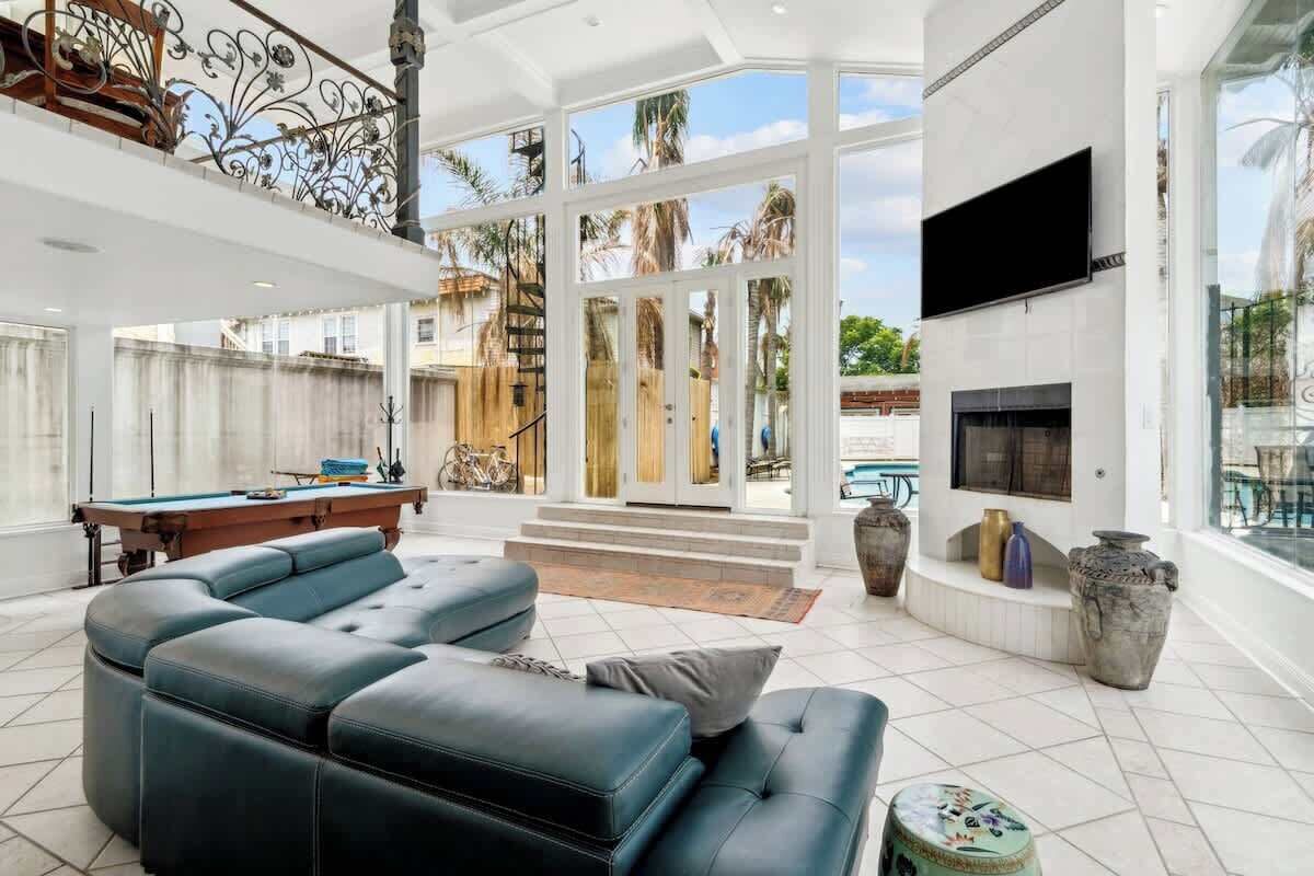 Télévision, cheminée, chaîne hi-fi, espaces bureaux