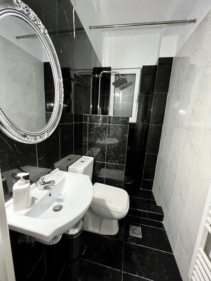 Dusche, Haartrockner, Handtücher, Seife