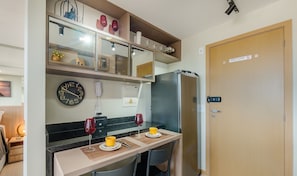 Basic Apartment | Private kitchen | Cookware/dishes/utensils -  Apartamentos em Prédio c/Academia na Ondina-SSA-HOA (Salvador)
