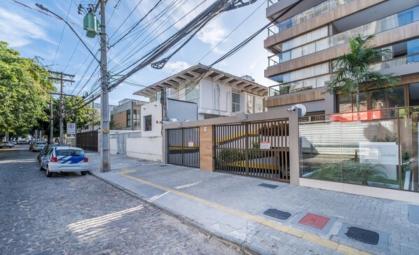 Exterior - Apartamentos em Prédio c/Academia na Ondina-SSA-HOA (Salvador)