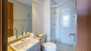 Eenvoudig appartement | Badkamer | Een douche