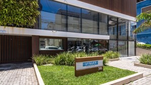 Un edificio moderno con un letrero que dice "BARRA PREMIUM" y el número 546.