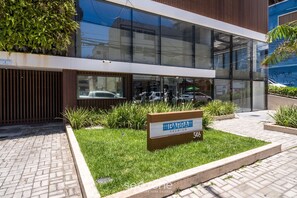 A modern building with a sign reading "BARRA PREMIUM" and the number 546.