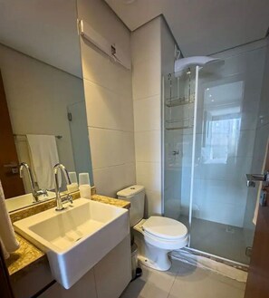Eenvoudig appartement | Badkamer | Een douche