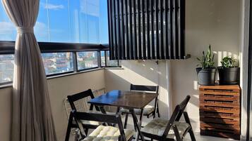 Basic Apartment | Dining