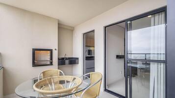 Basic Apartment | Dining