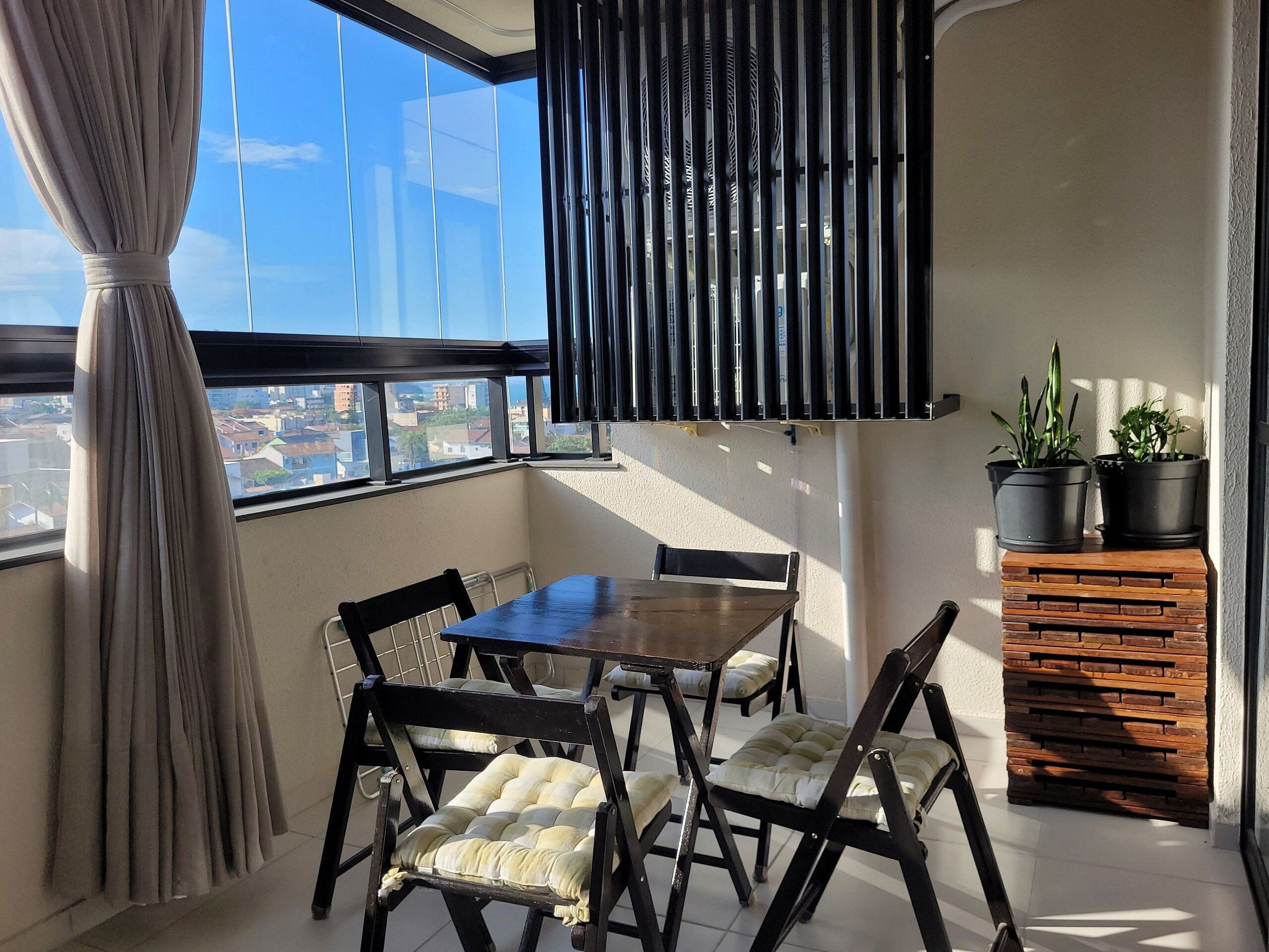 Basic Apartment | Dining