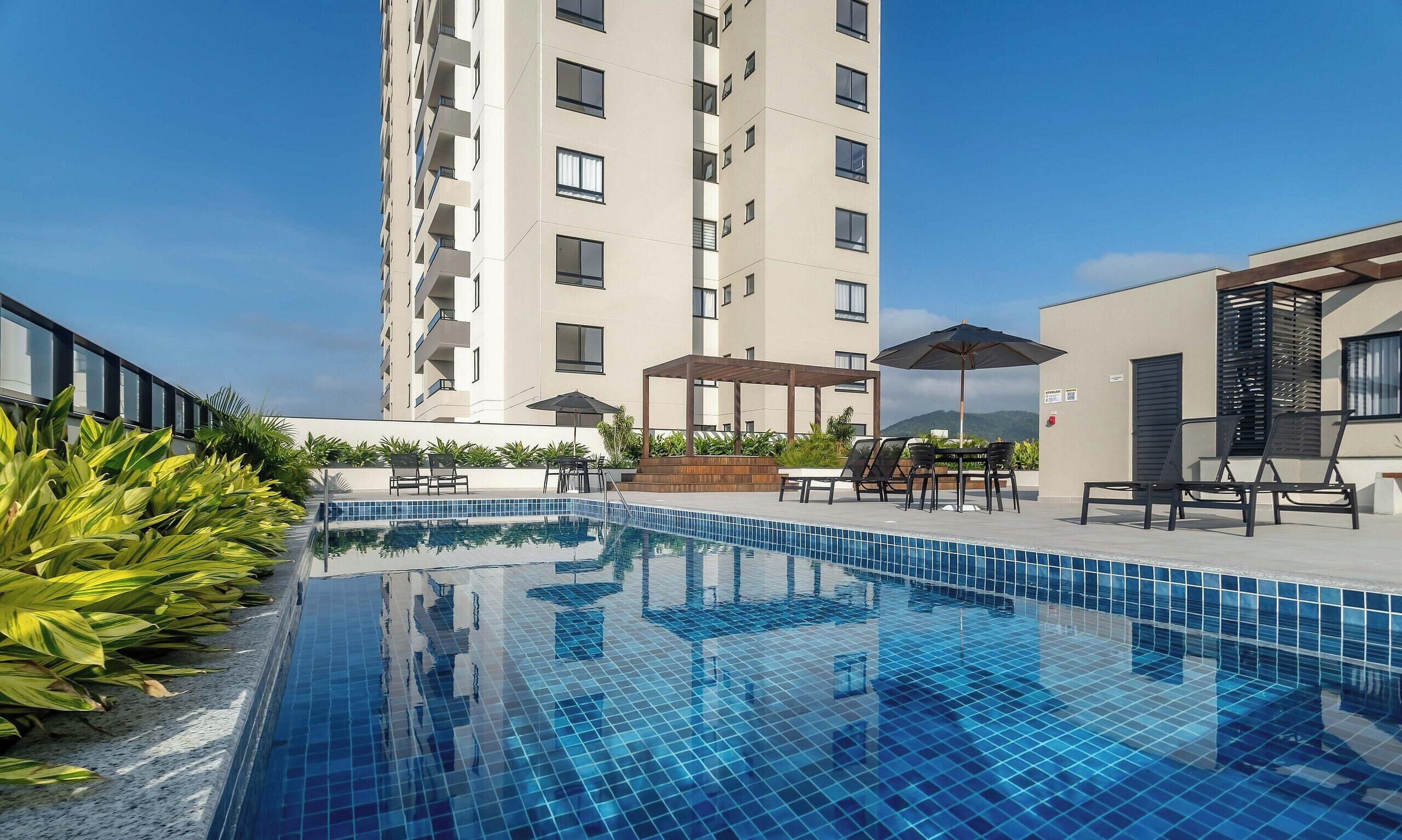 Una piscina al aire libre