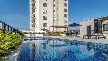 Una piscina al aire libre