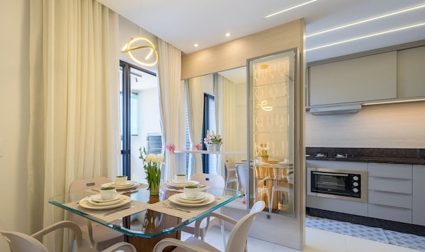 Basic Apartment | Dining - Estadia completa com piscina a 400m da Praia da Armação \- SKL (Penha)