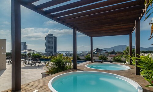 Estadia completa com piscina a 400m da Praia da Armação \- SKL