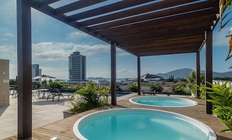 Una piscina al aire libre