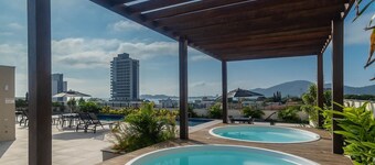 Estadia completa com piscina a 400m da Praia da Armação \- SKL