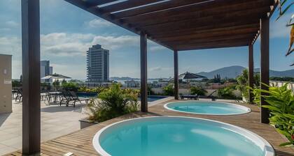 Estadia completa com piscina a 400m da Praia da Armação \- SKL