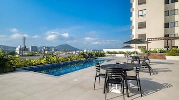 Una piscina al aire libre