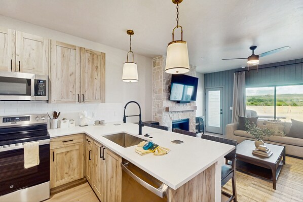 Réfrigérateur, micro-ondes, four, plaque de cuisson