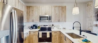 Modern townhome with fireplace, near ski slopes, golf, and fly fishing