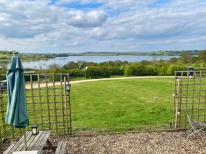 Property grounds - Shepherd's Hut With Wood-Fired Hot Tub And Epic Views Over Rutland Water (Rutland)