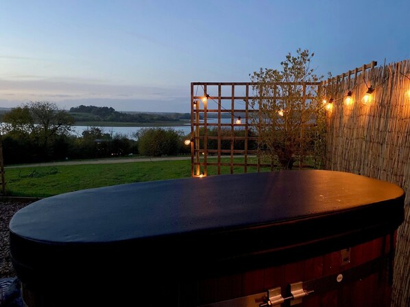 Property grounds - Shepherd's Hut With Wood-Fired Hot Tub And Epic Views Over Rutland Water (Rutland)