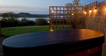 Shepherd's Hut With Wood-Fired Hot Tub And Epic Views Over Rutland Water