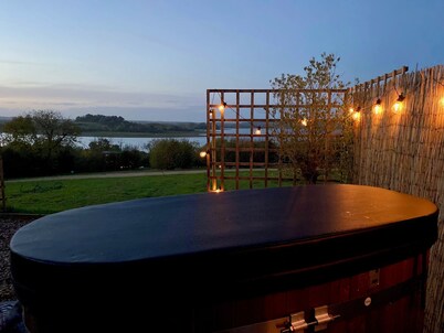 Shepherd's Hut With Wood-Fired Hot Tub And Epic Views Over Rutland Water