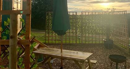 Shepherd's Hut With Wood-Fired Hot Tub And Epic Views Over Rutland Water