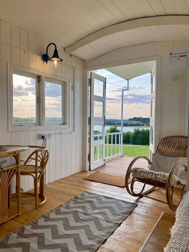 Shepherd's Hut With Wood-Fired Hot Tub And Epic Views Over Rutland Water