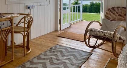 Shepherd's Hut With Wood-Fired Hot Tub And Epic Views Over Rutland Water