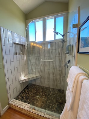 Dusche, Haartrockner, Handtücher, Seife