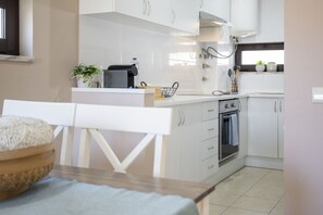 Réfrigérateur, micro-ondes, four, cafetière/bouilloire